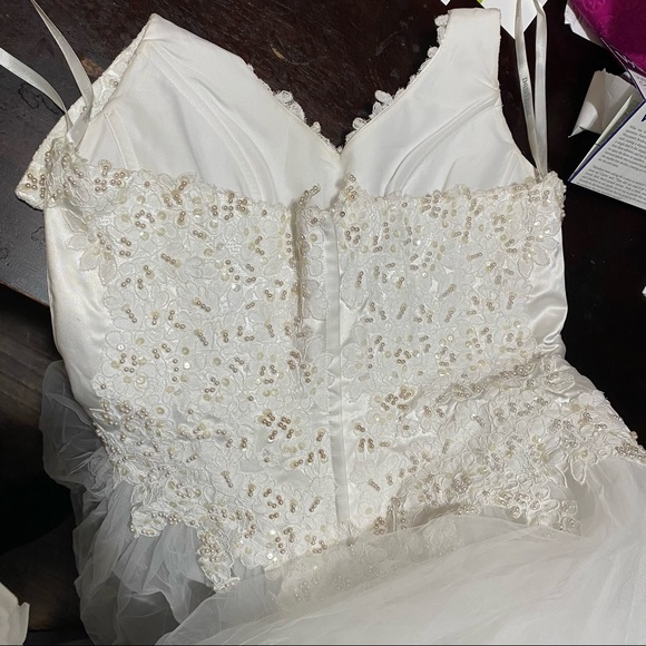 Wedding dress - Picture 3 of 12